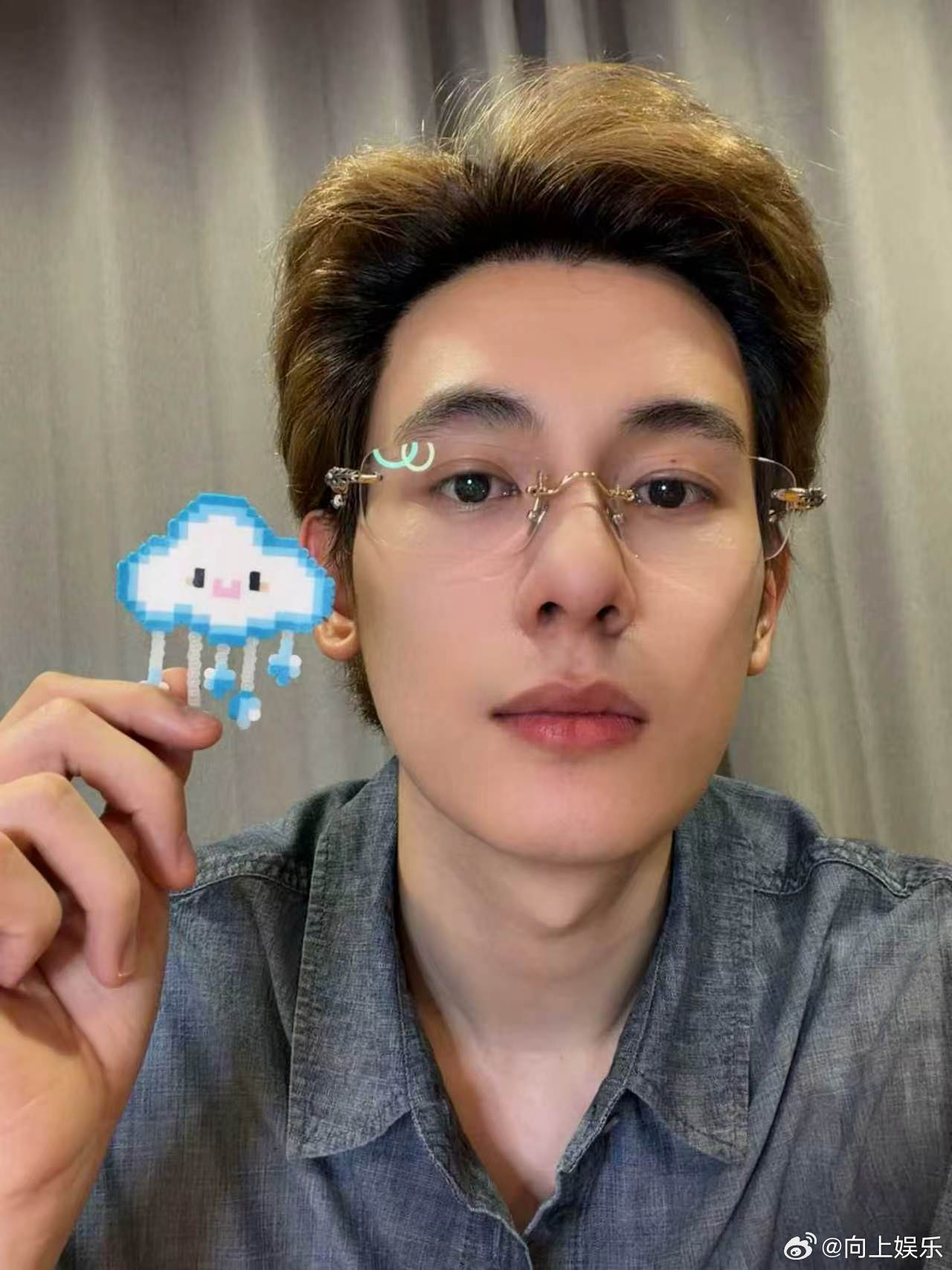 胡先煦晒拼豆作品，无框眼镜造型亮相