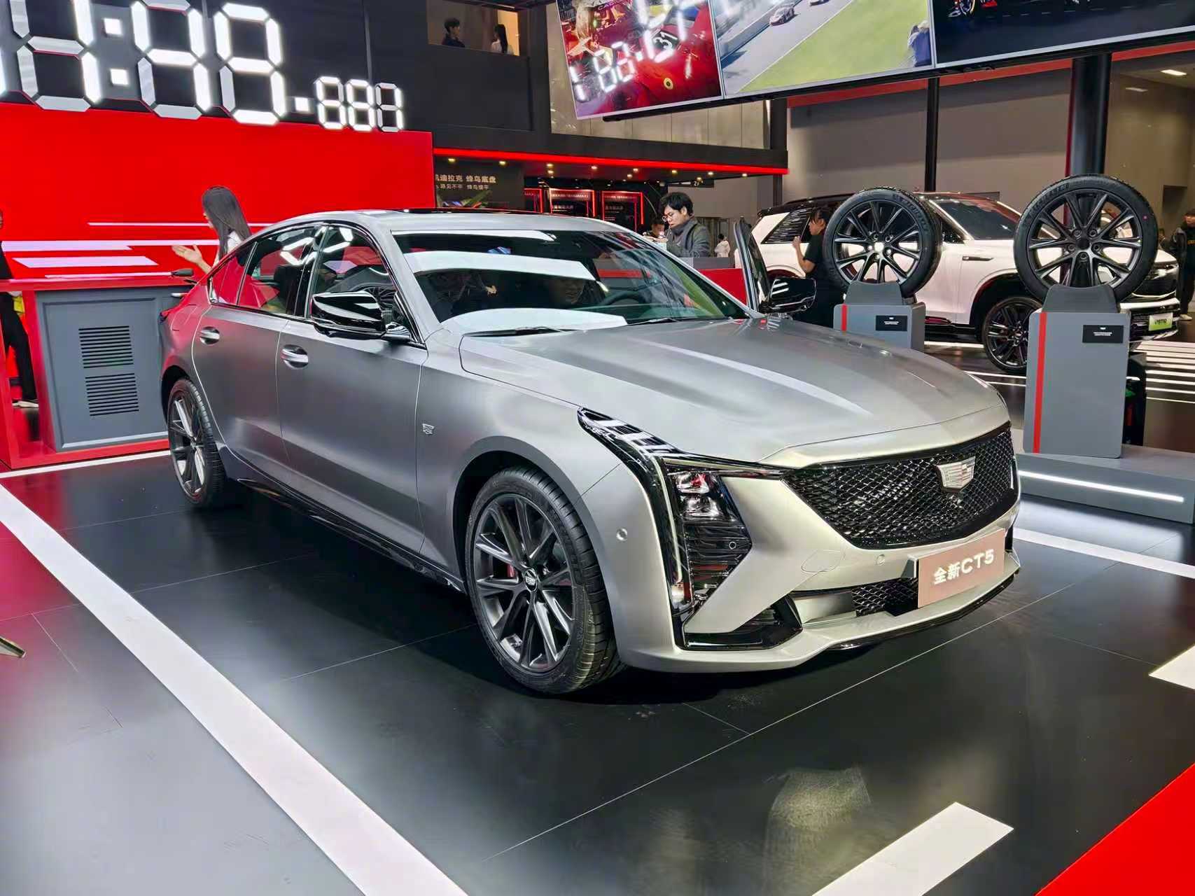 凯迪拉克CT5飓风亚光灰亮相广州车展，享多重购车礼遇