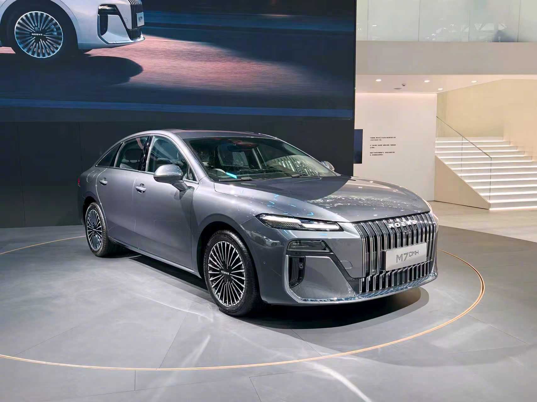 荣威M7 DMH广州车展首发，搭载豆包AI车机续航2050km