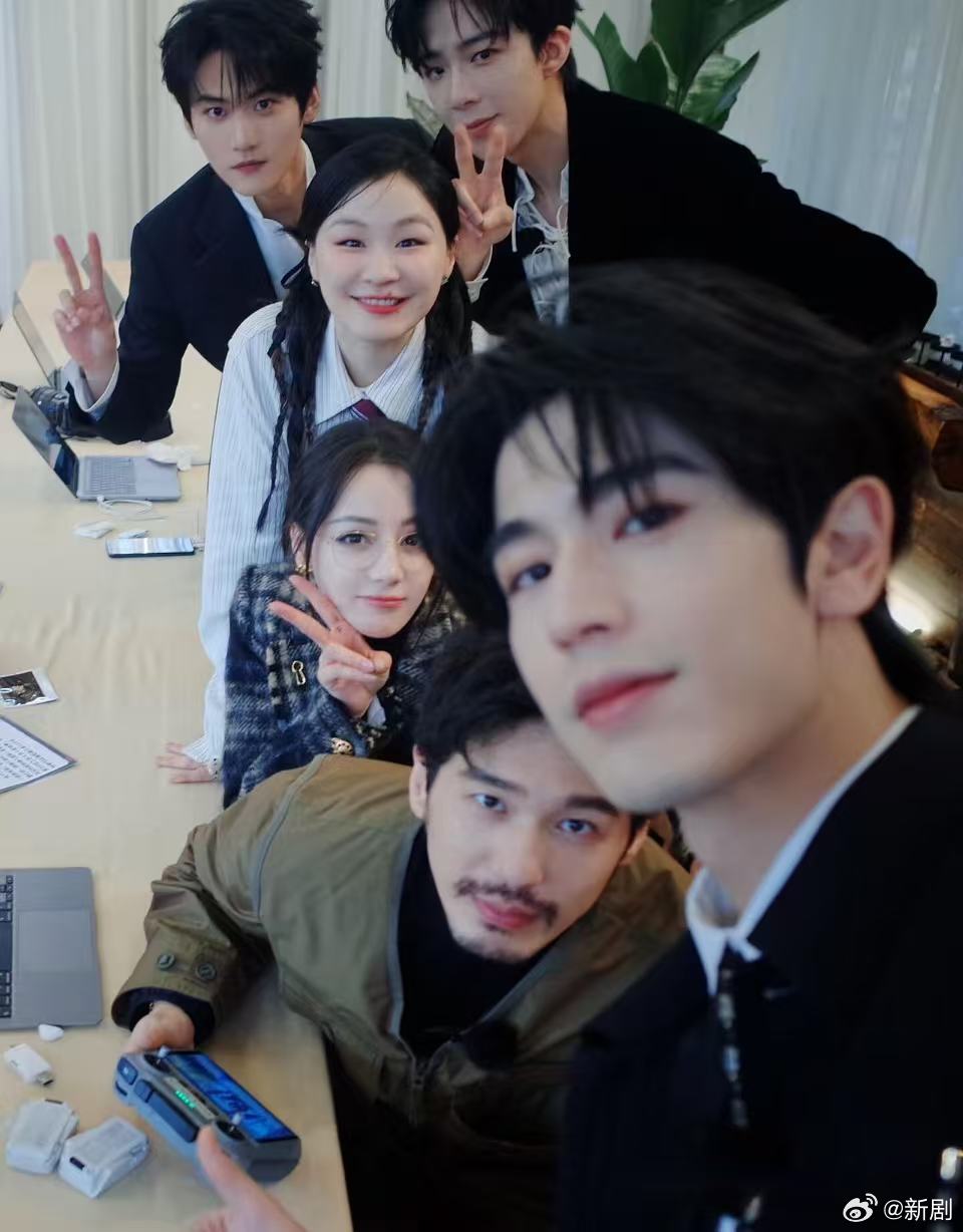 赫丽摸金宇群像引期待，热巴缺席成遗憾