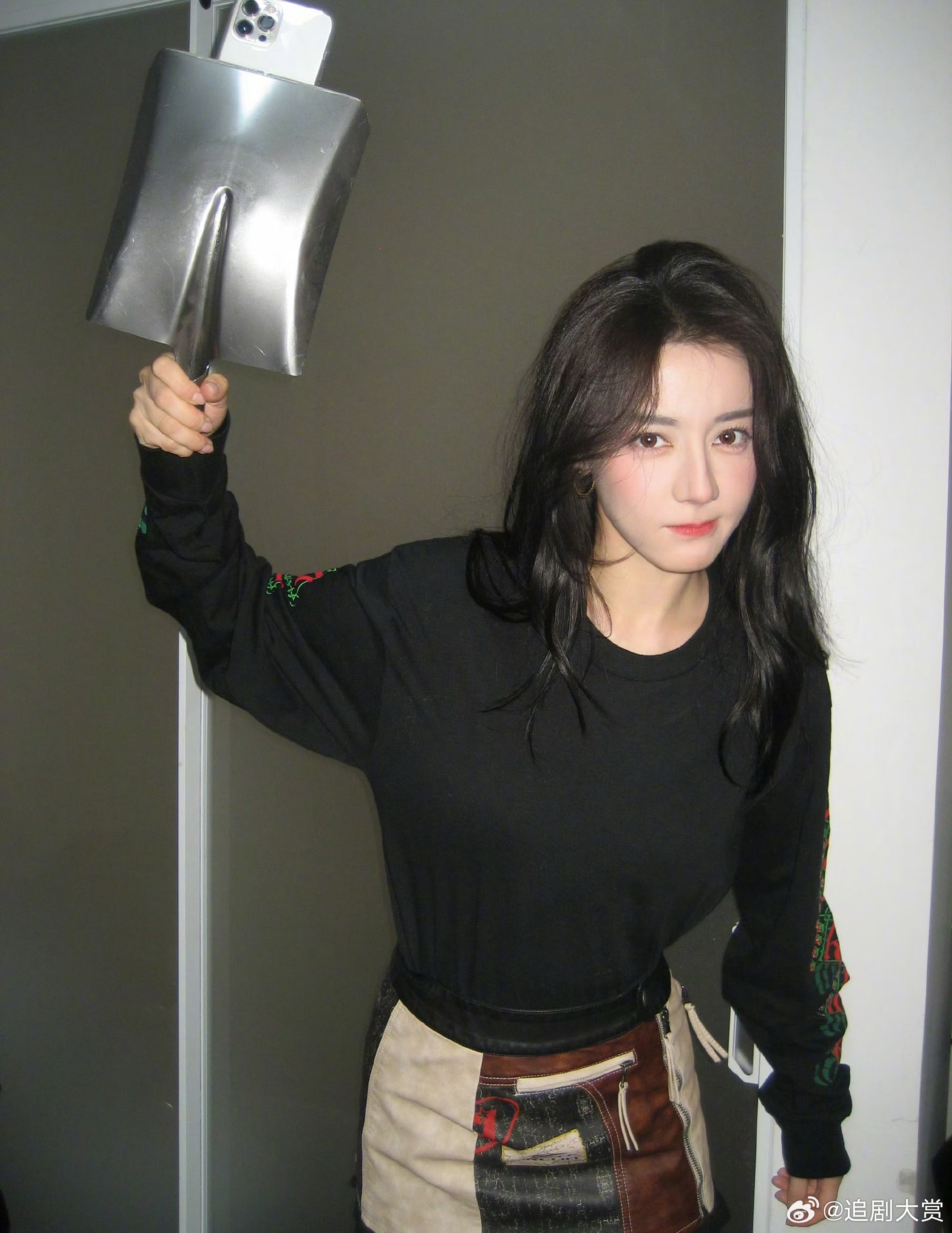 迪丽热巴晒六宫格营业照，抽象手机壳引关注