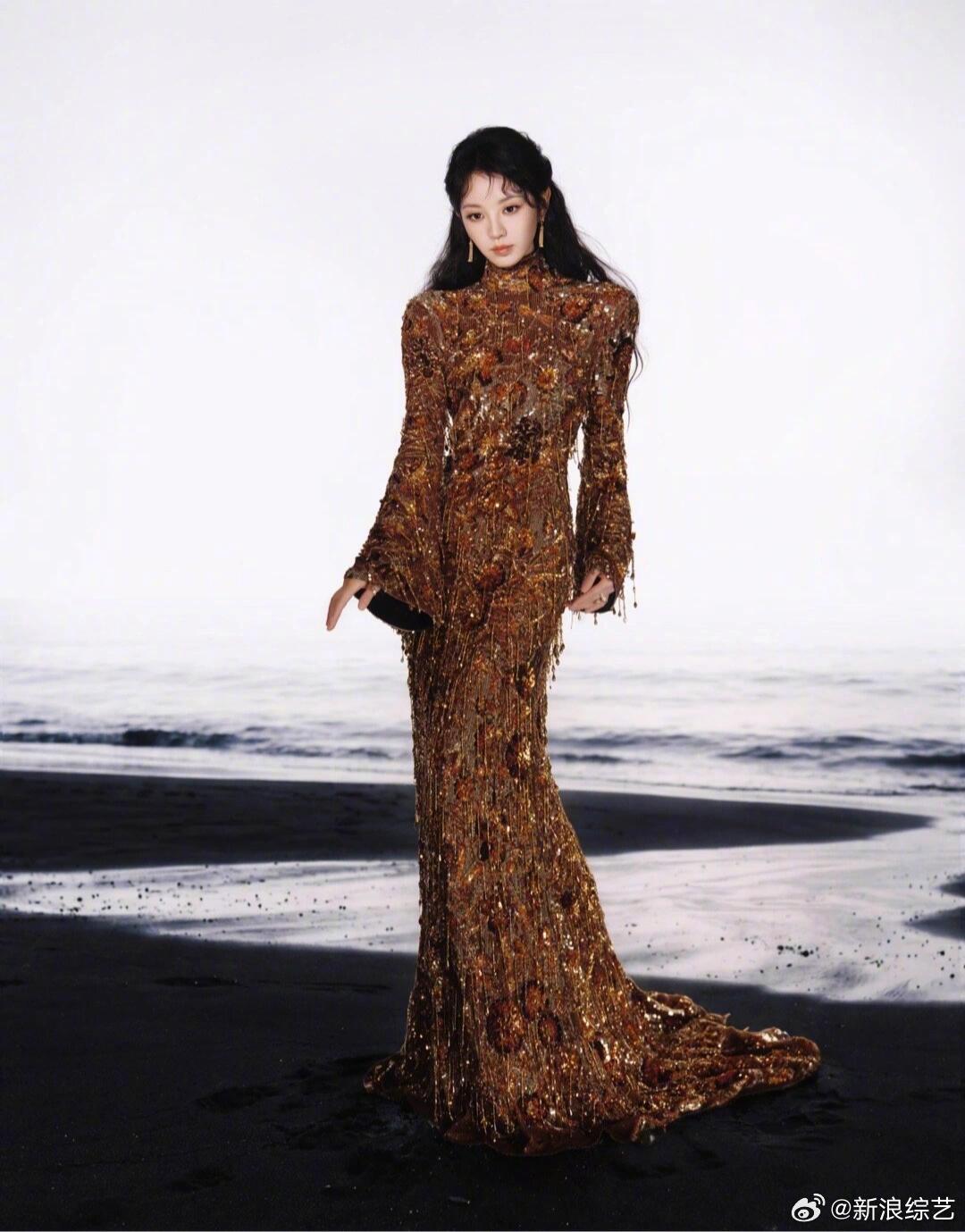 田曦薇金色流苏裙亮相星光大赏，步履流光璀璨灵动