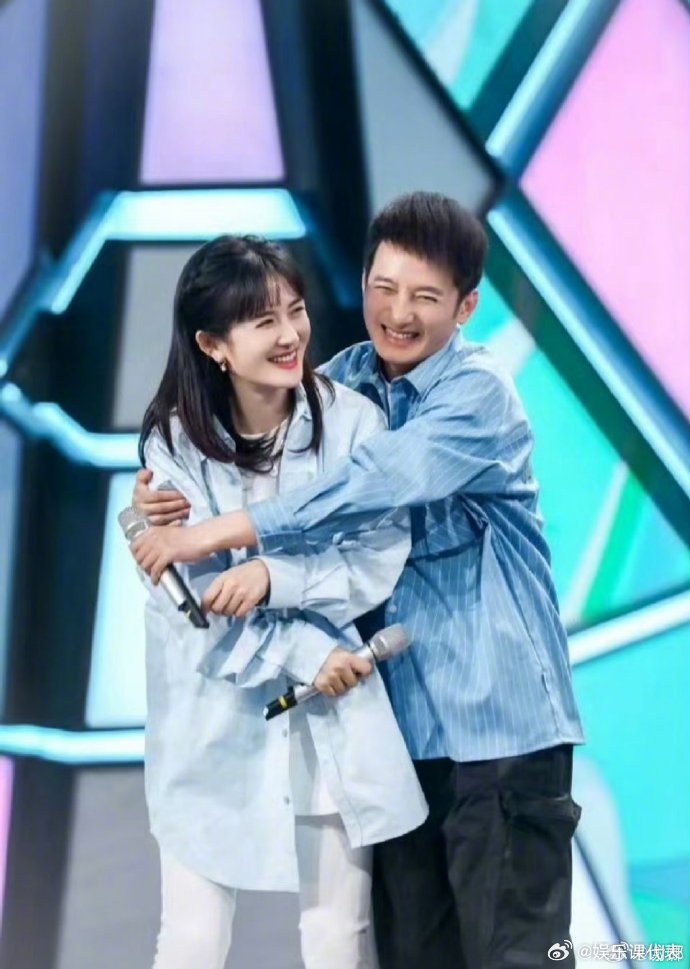 谢娜晒合照为维嘉庆生，发文称会再见