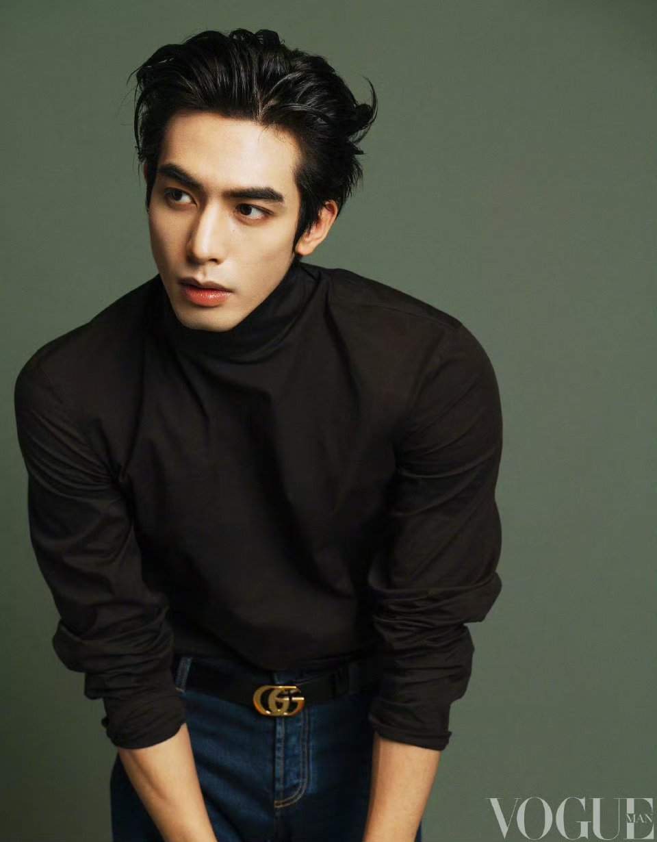 宋威龙亮相VOGUE活动，背头造型尽显熟男魅力