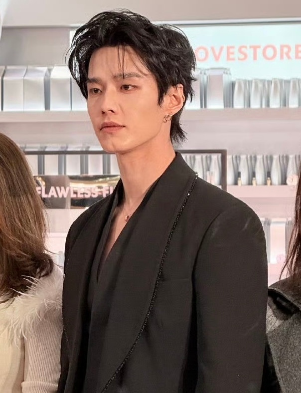 何与活动生图曝光，发型引热议