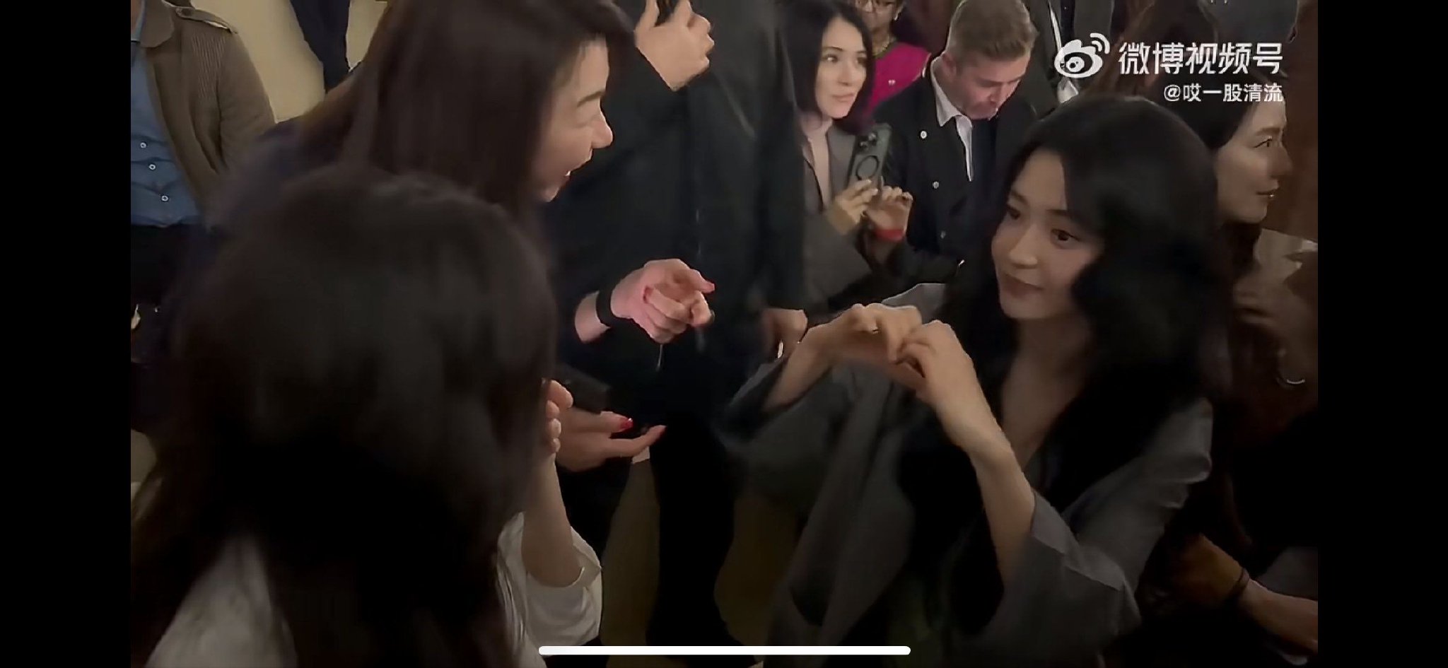 金泰梨认证观看三生三世十里桃花，与杨幂现场比心互动