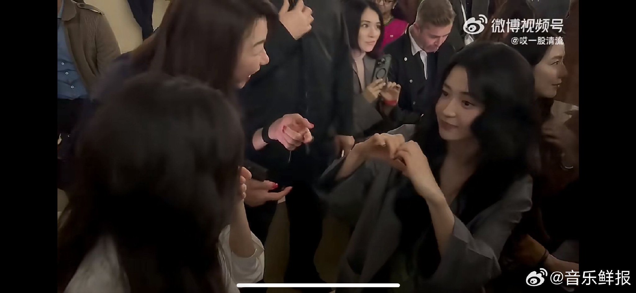 杨幂金泰梨Prada秀场同框比心聊三生三世