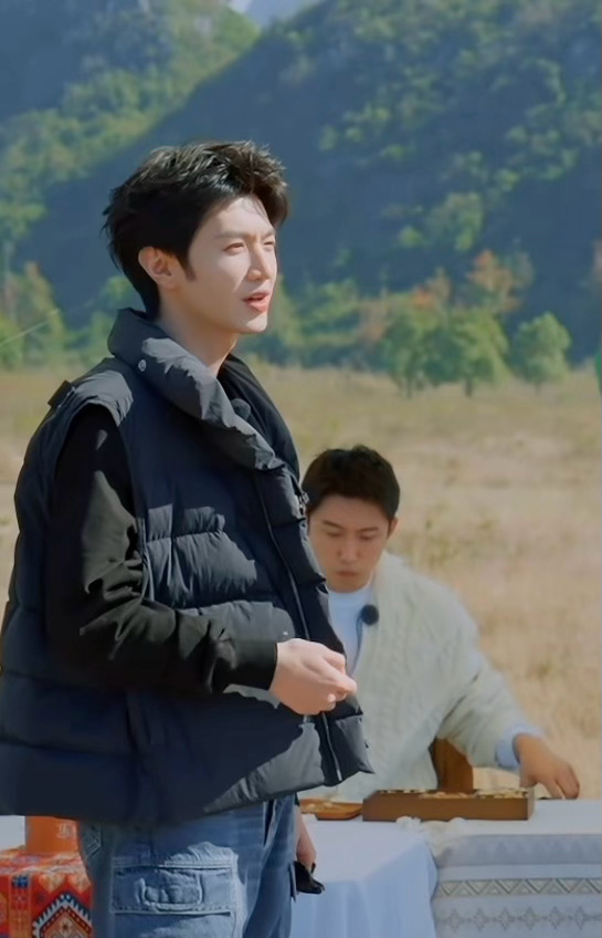 陈哲远玩游戏先给自己来了一拳