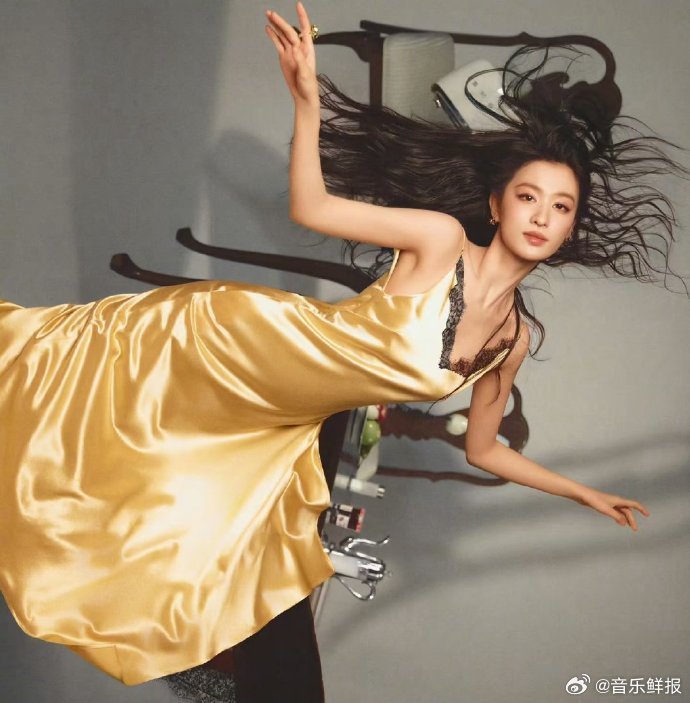 王楚然金色梦境妆展现高级朦胧美