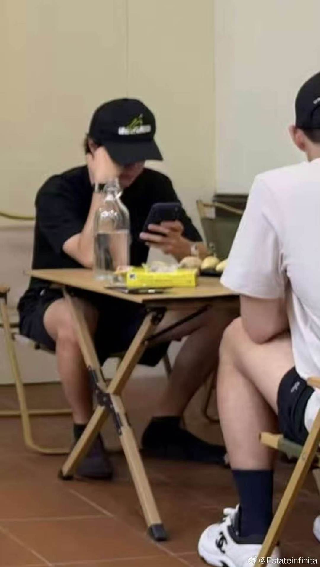 网友偶遇王一博马来西亚吃榴莲