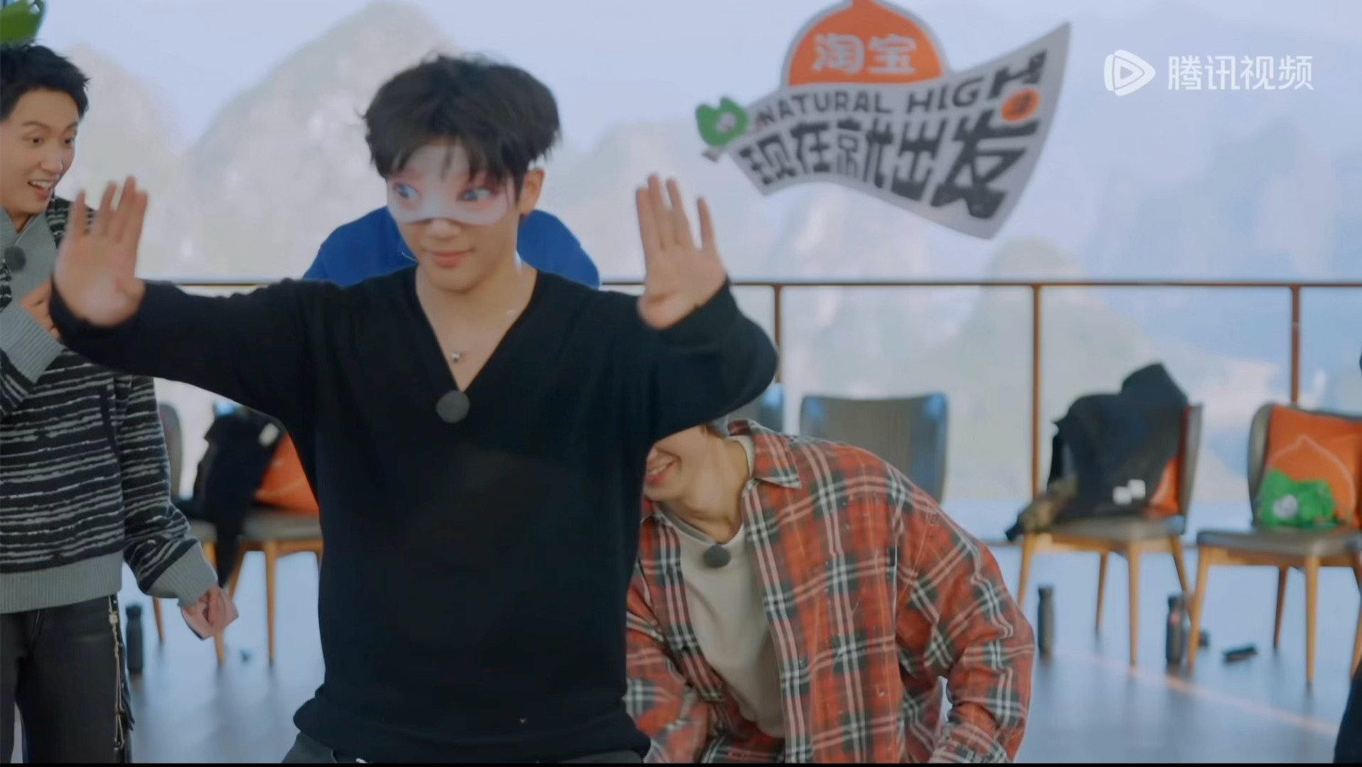 陈哲远王安宇蒙眼互猜引爆笑