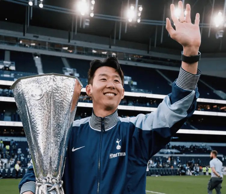 孙兴慜重返热刺球场向球迷告别