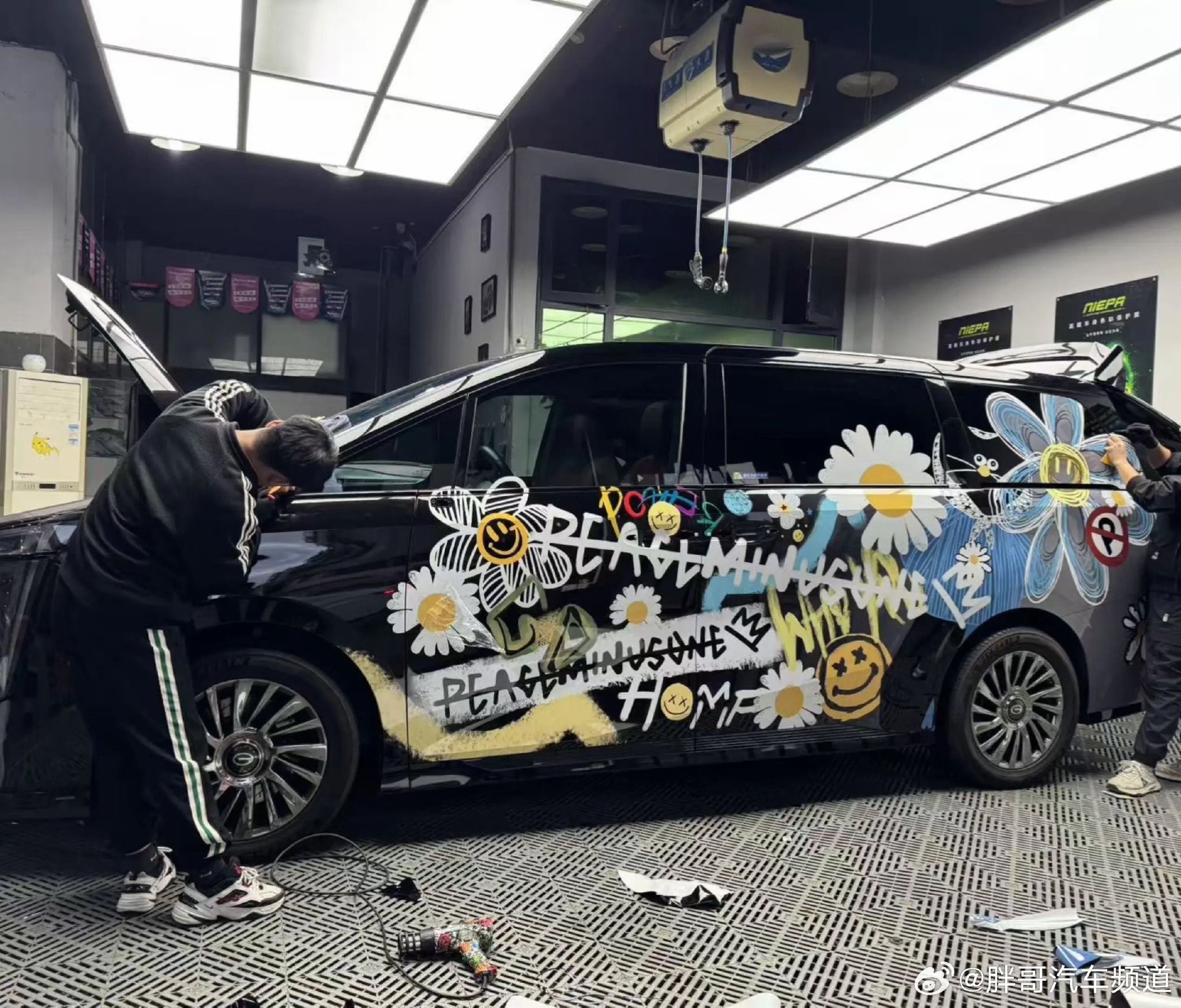 权志龙狗啃刘海痛车引热议，网友分享明星元素改装车
