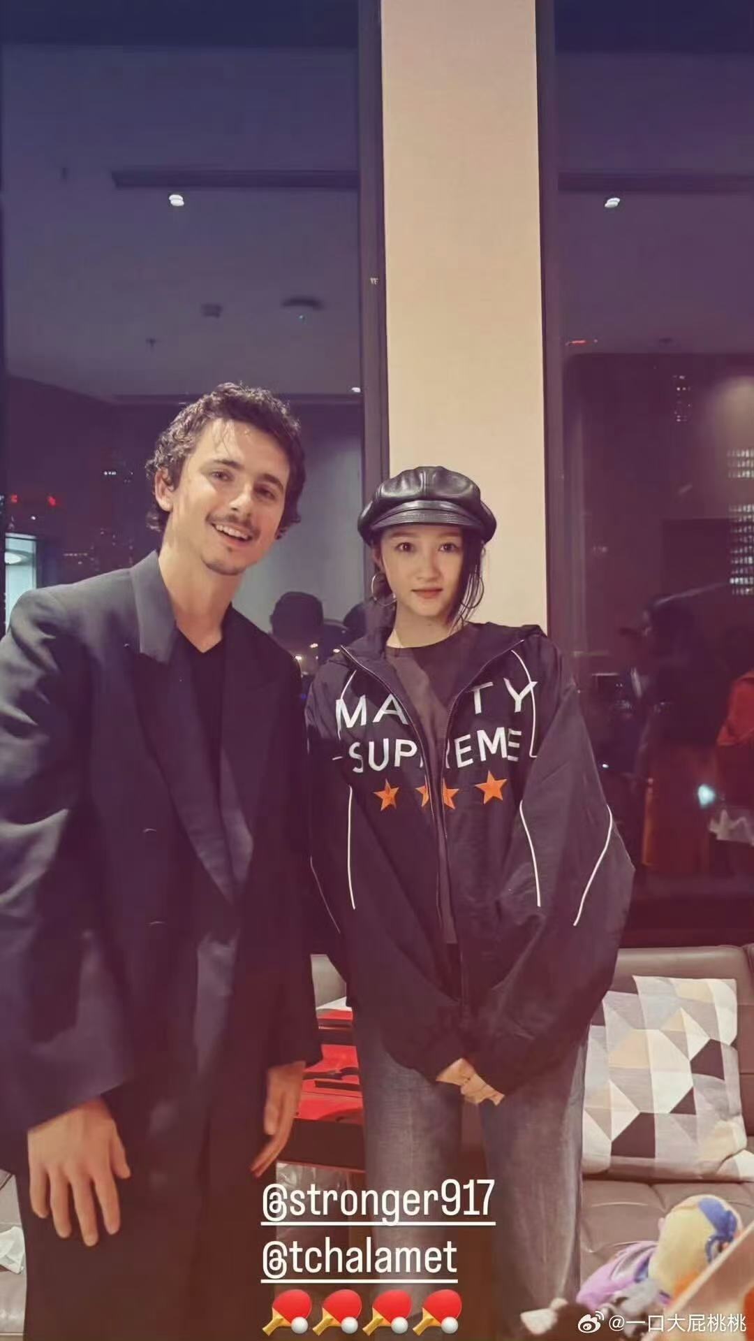 关晓彤ins晒与甜茶握手合影