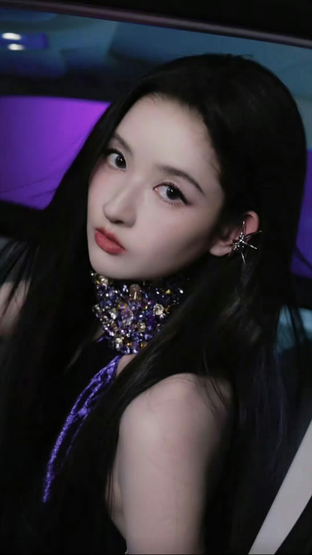 王玉雯着紫色缎面裙亮相，暗夜紫氛围感拉满
