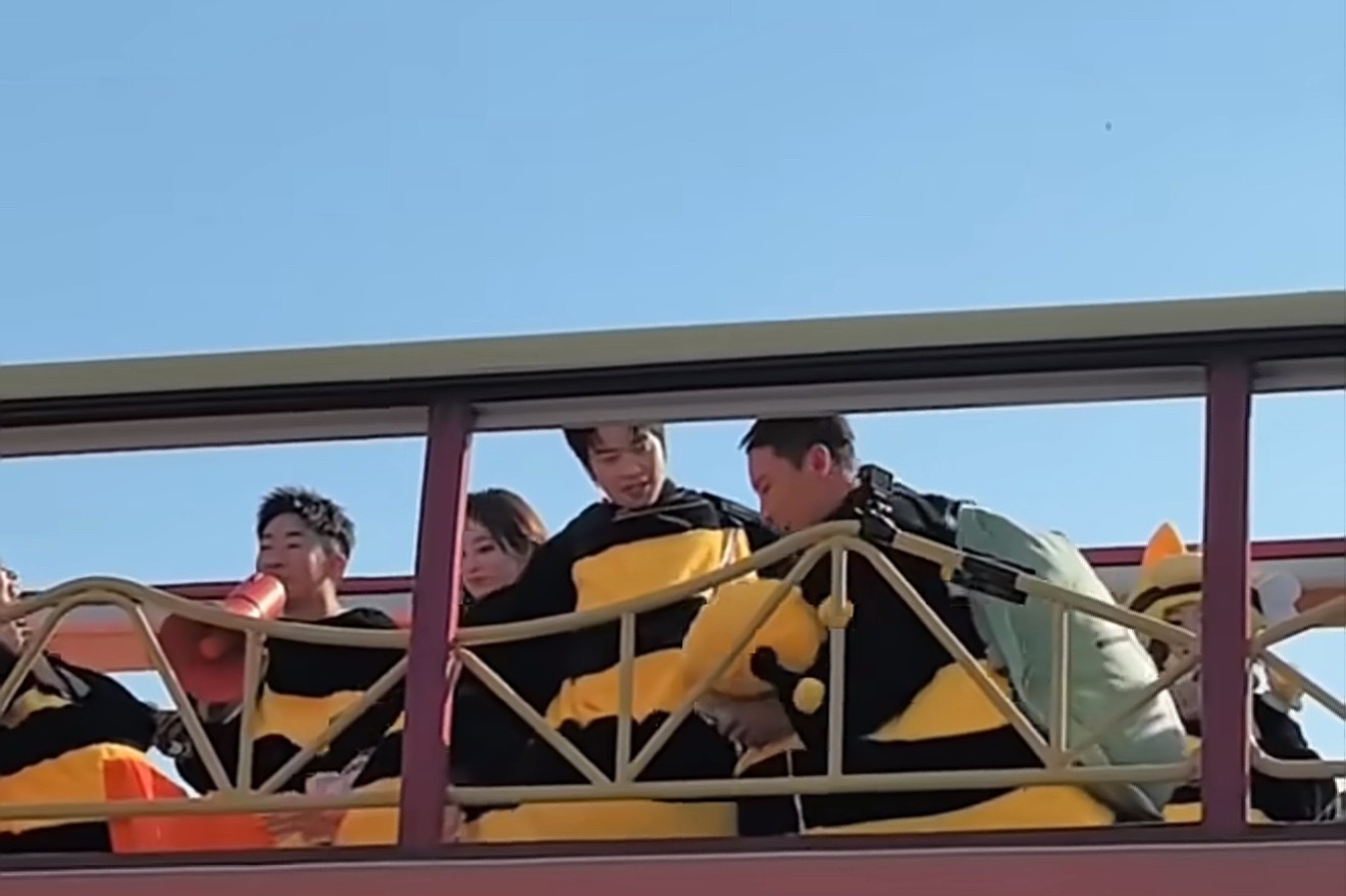 徐志胜穿蜜蜂装模仿魏大勋比心饭撒