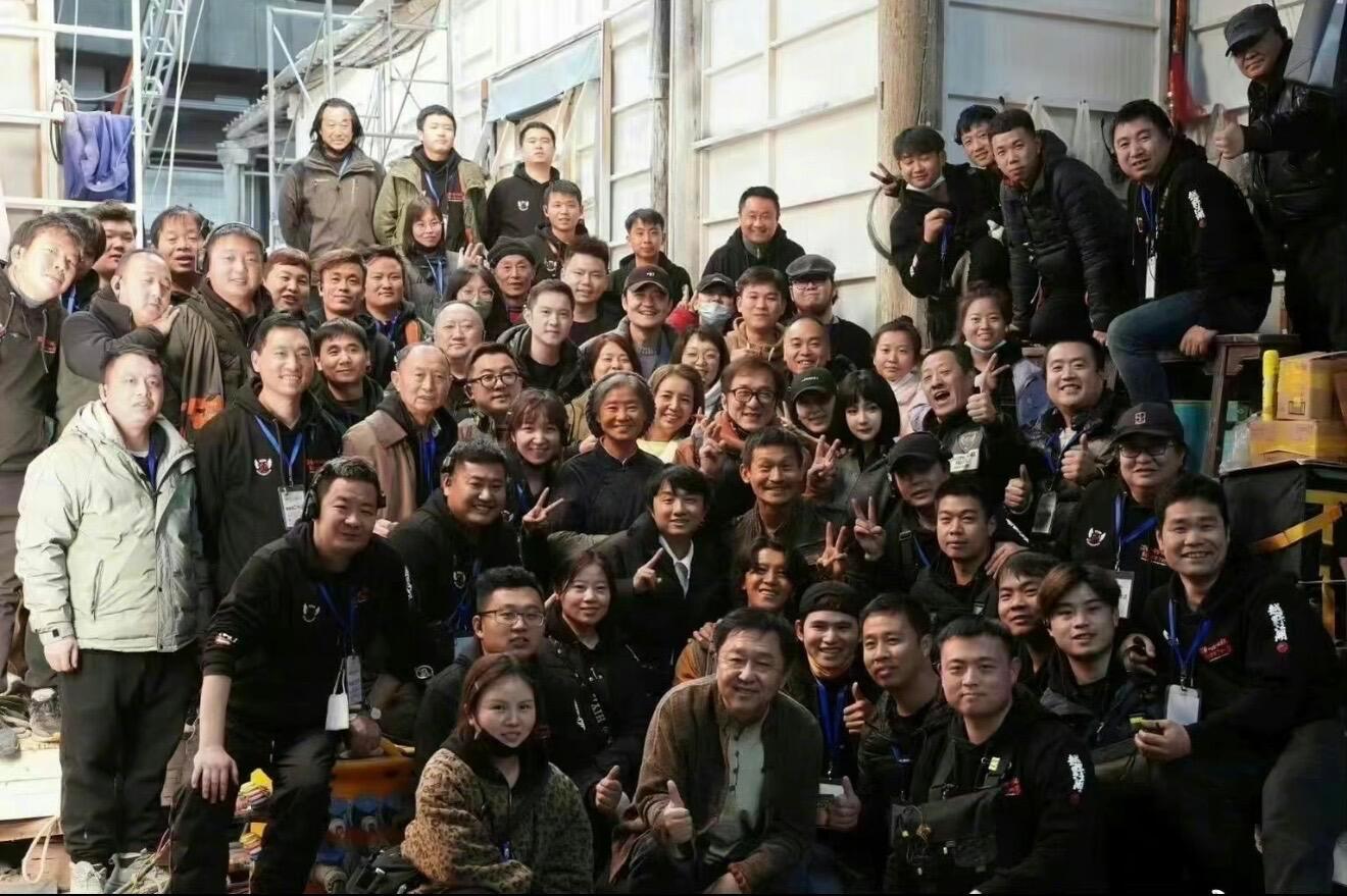 杨幂剧组拍戏获成龙探班，合影站C位