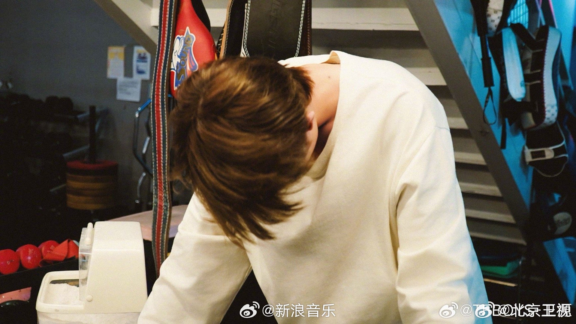 王源更新日常plog，专注练琴健身生活感十足