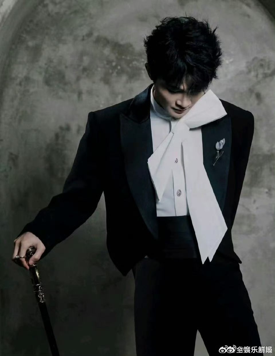 周深阅文盛典遇舞狮互动，软萌贴贴送礼物