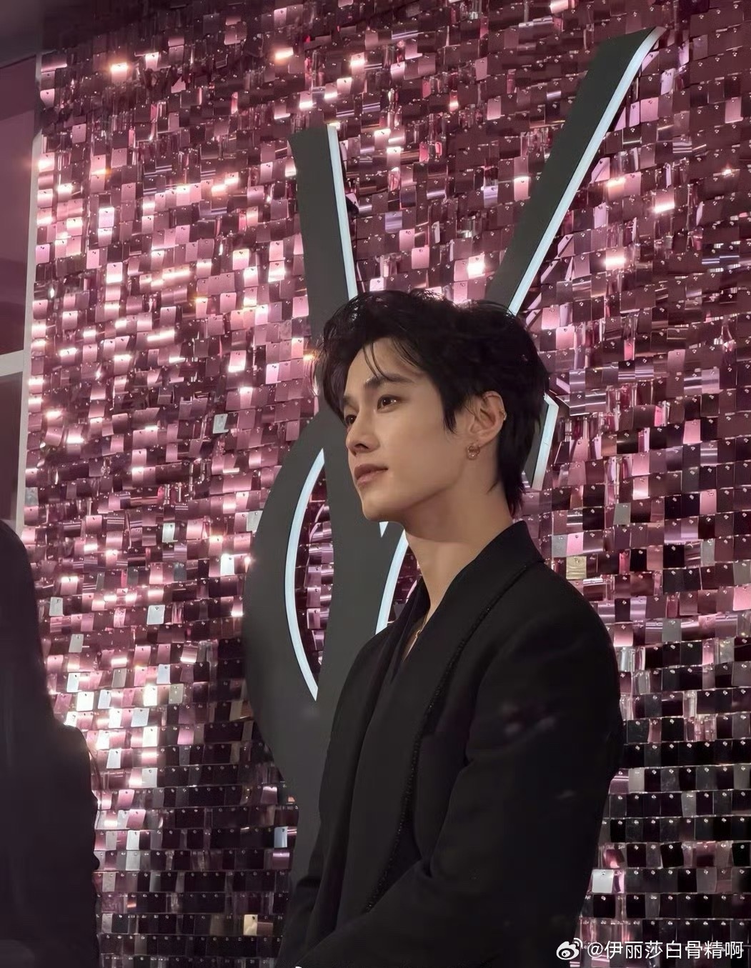 何与出席品牌活动引众人围观