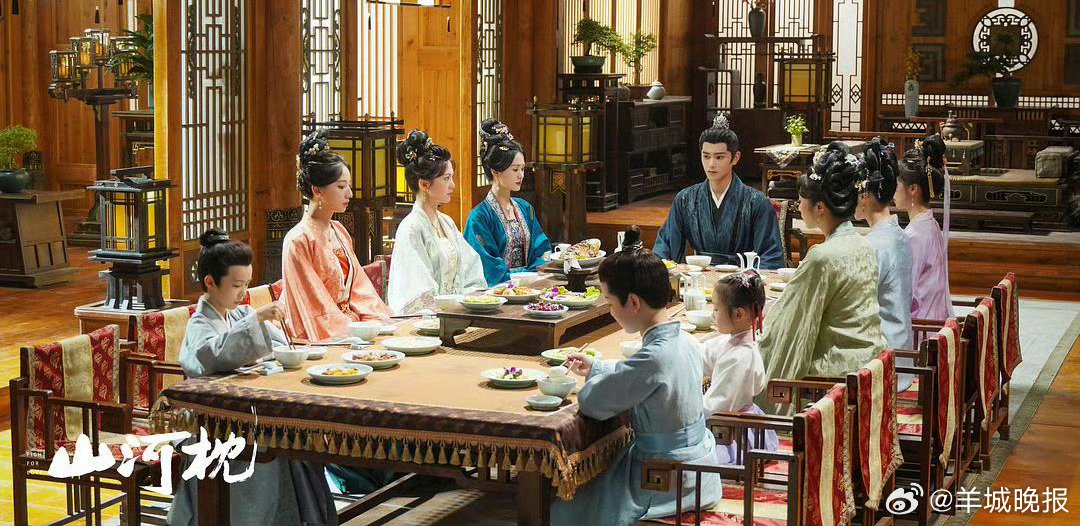 多部热剧聚餐场景引网友共鸣，童瑶蒋欣李沁肖战等主演作品上榜