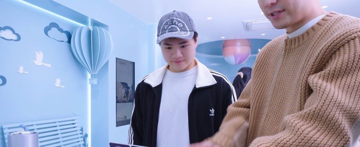 市民清晨偶遇梁伟铿，低调出行展现宁静气质