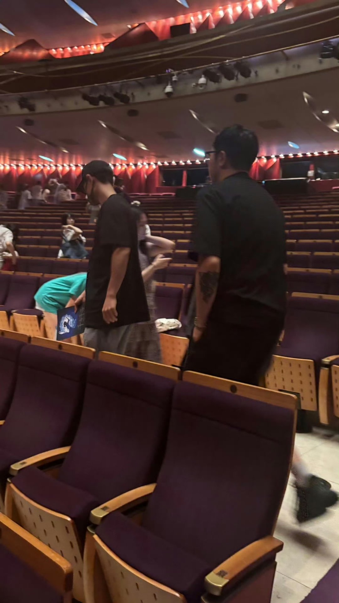 肖战现身千与千寻舞台剧现场