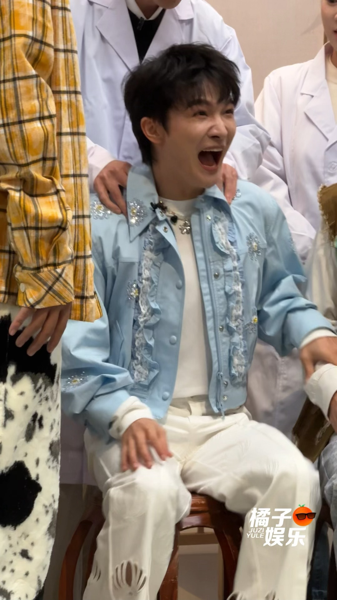 周深做推拿痛到失去表情管理