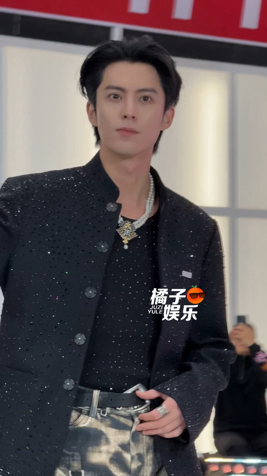 王鹤棣走过头跑回与维嘉拥抱