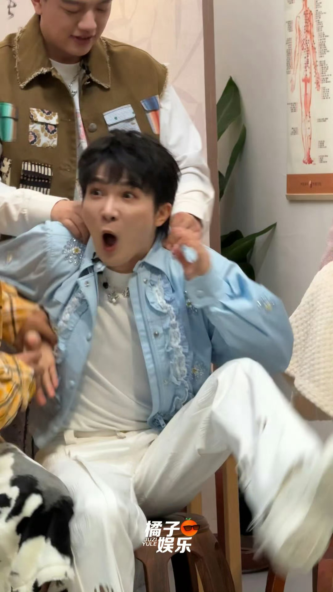 周深做推拿痛到表情失控，漫才兄弟现场助阵