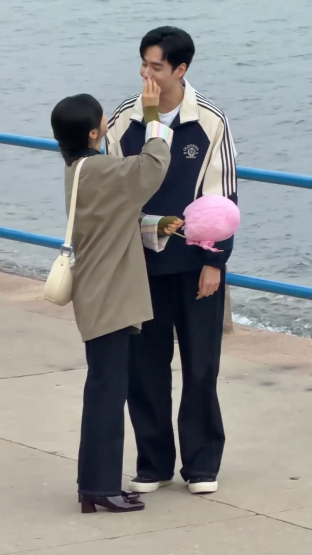 田曦薇胡一天海边约会喂棉花糖路透曝光