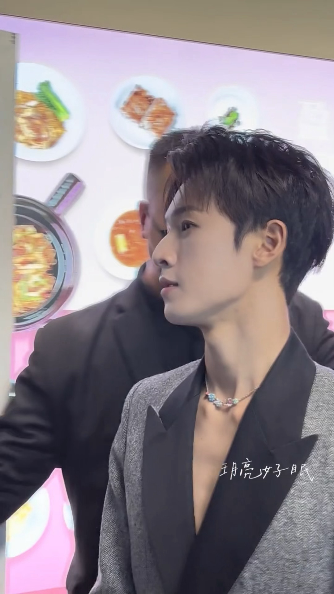 李昀锐深V造型引热议，锁骨线条吸睛