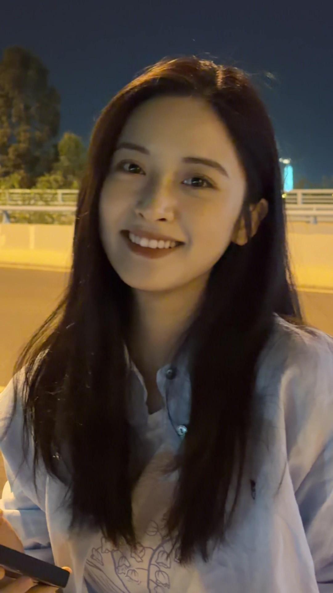 沈月长发造型温柔亮相，歌声惊艳观众