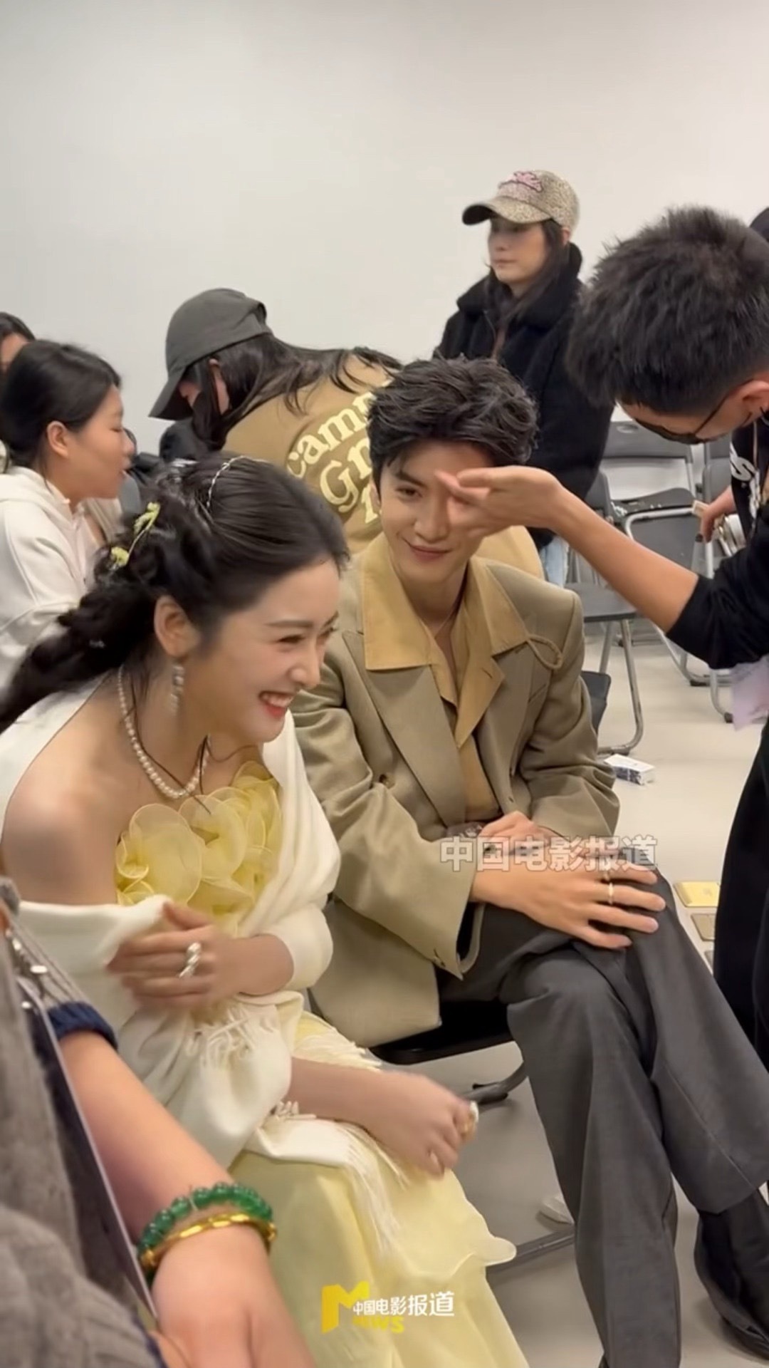 陈哲远对镜头点赞逗笑沈月