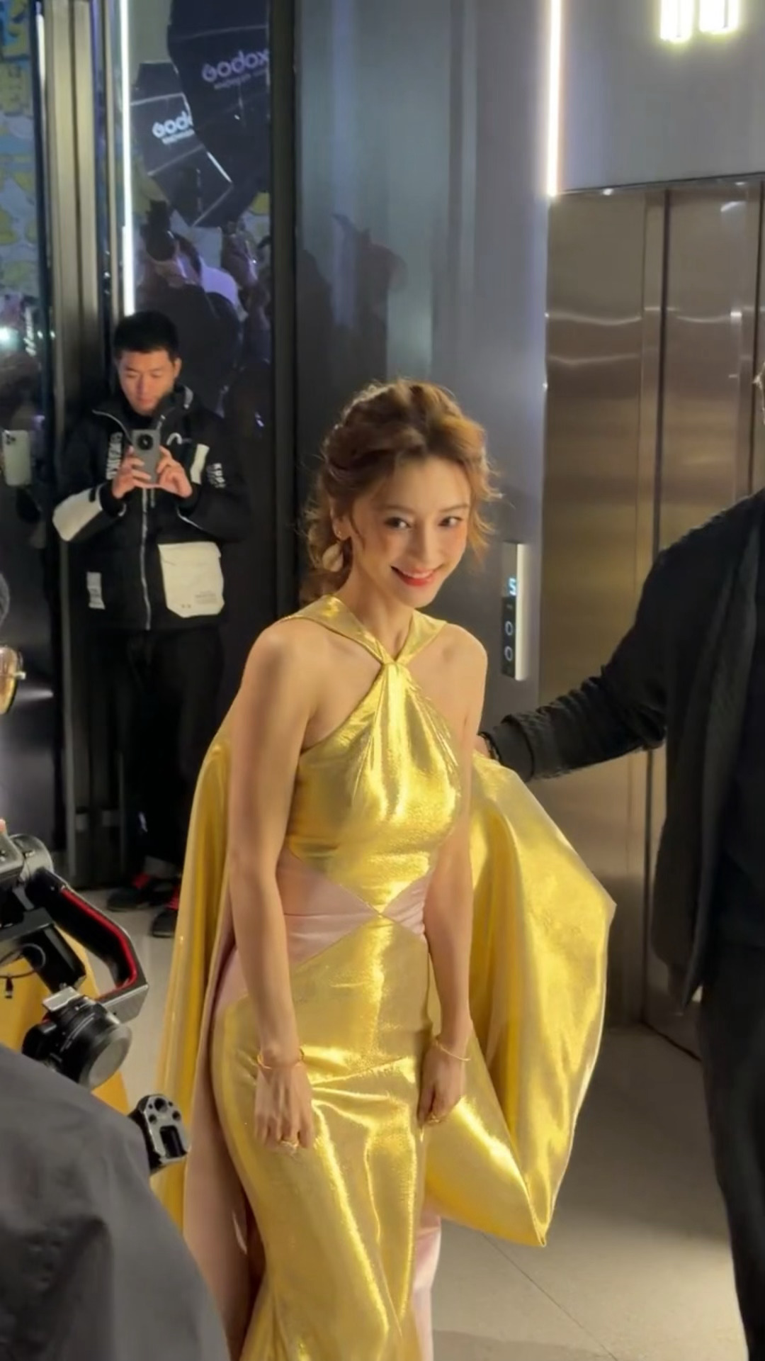 Angelababy金色挂脖礼服亮相芭莎艺术之夜