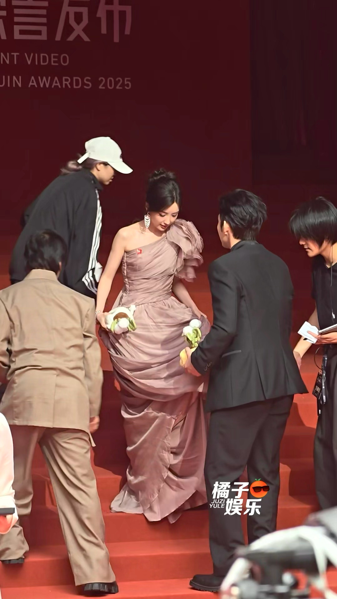 张彬彬为毛晓彤提裙摆亮相金鹅荣誉红毯