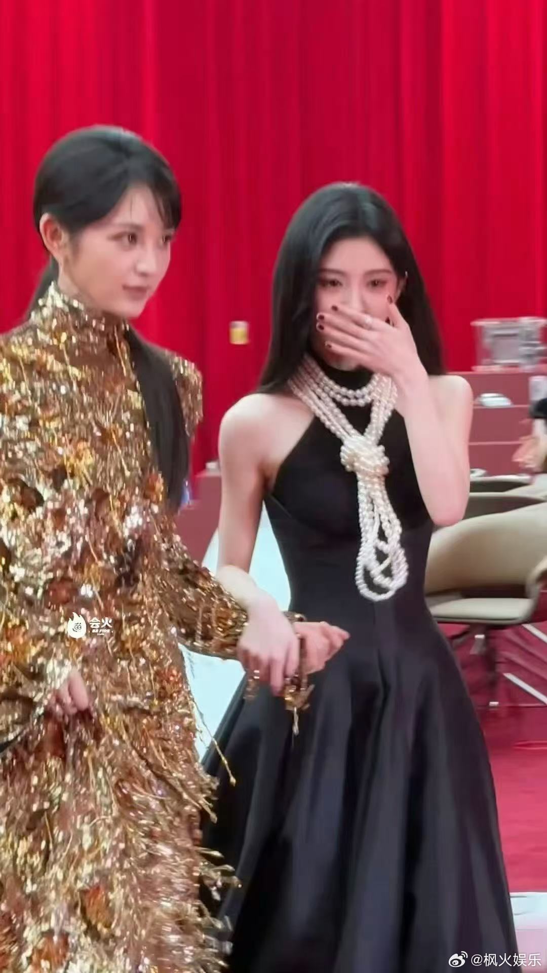 田曦薇鞠婧祎后台牵手同框