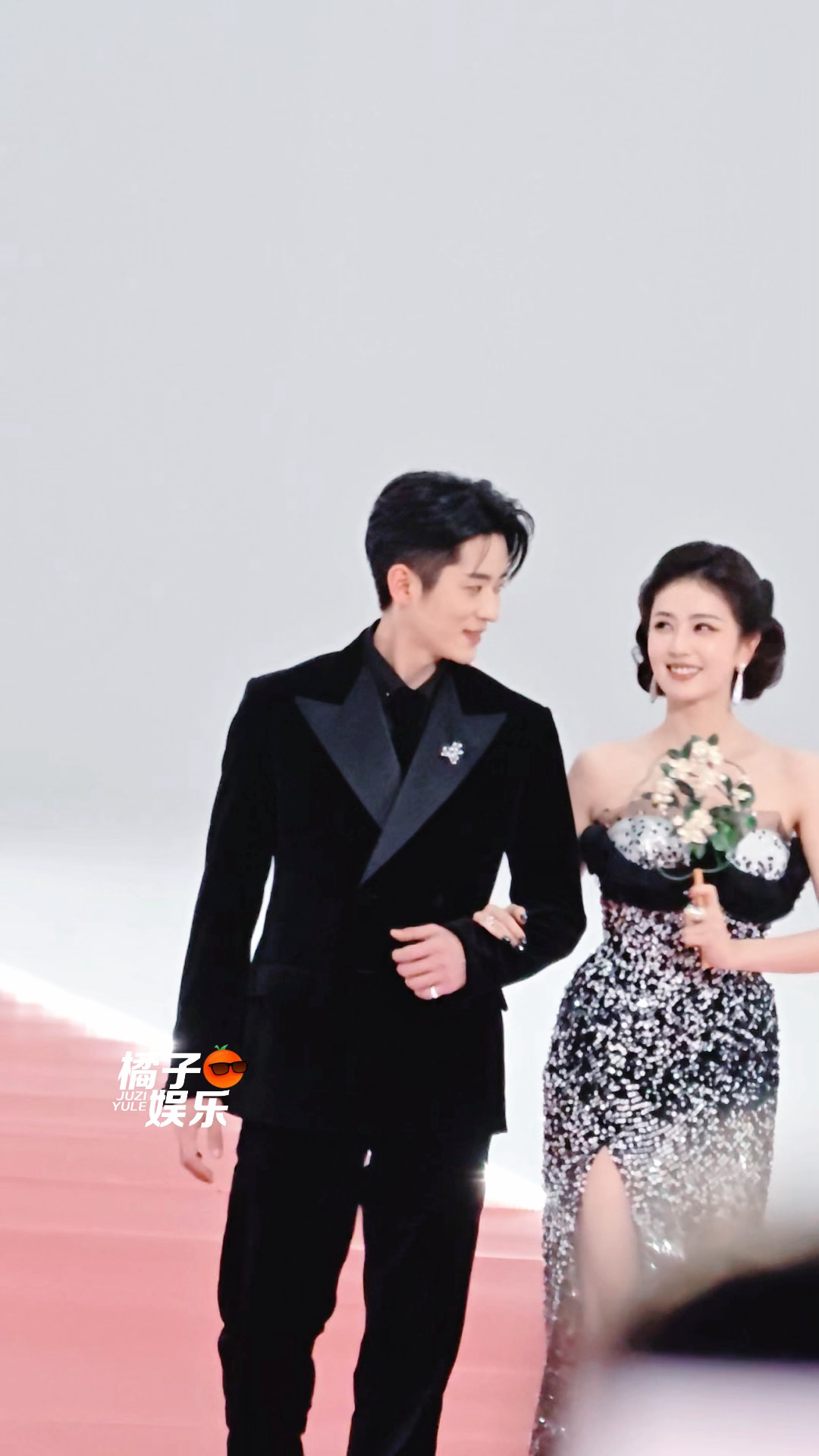 白鹿递扇子逗丞磊，丞磊眼神引热议