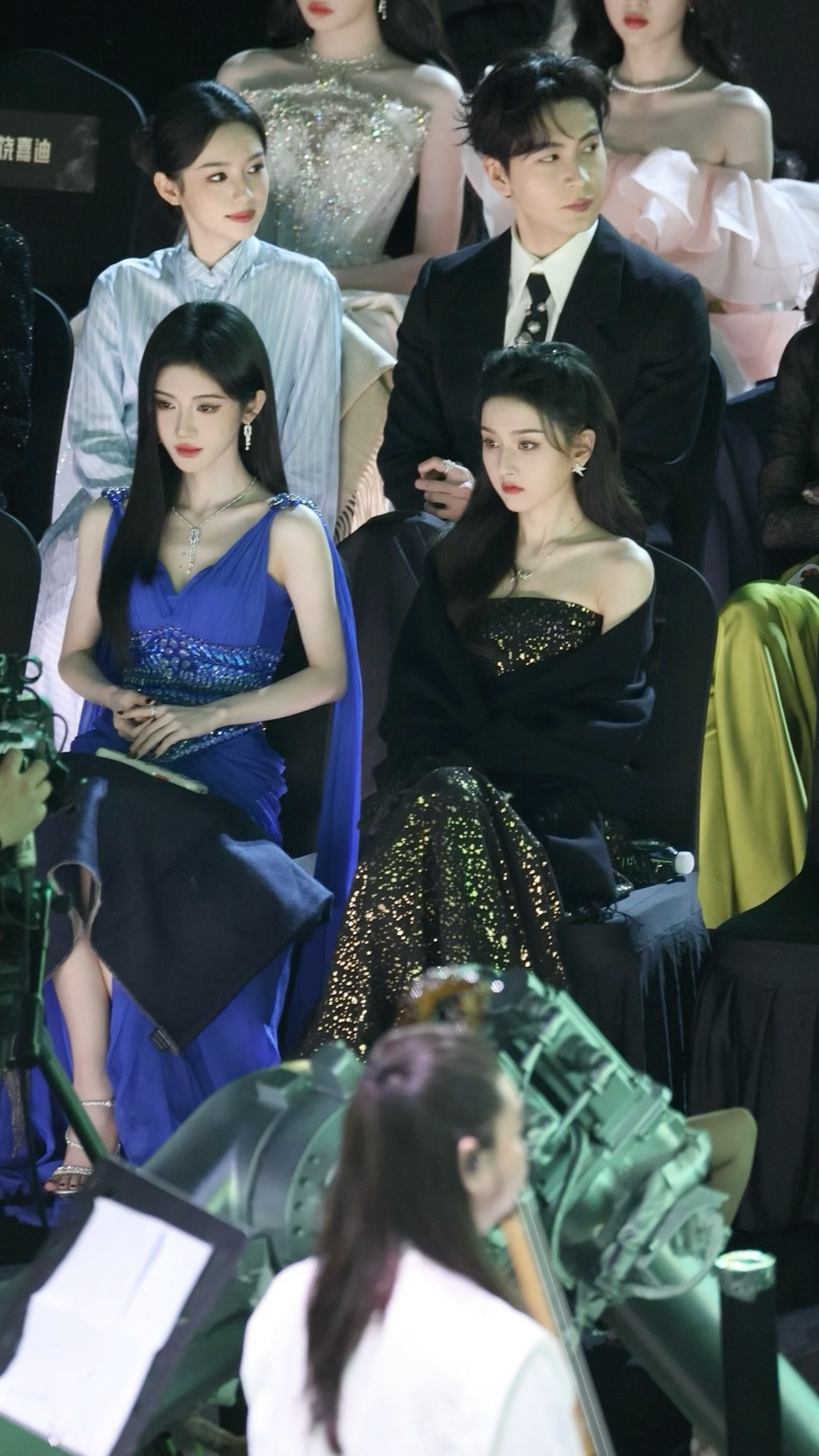 鞠婧祎宋祖儿周也同框亮相腾讯视频星光大赏