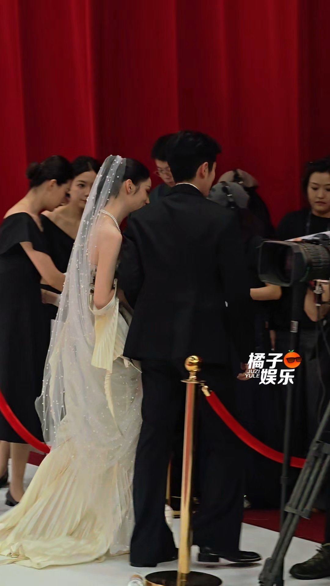 丞磊帮周也拿话筒贴贴退场