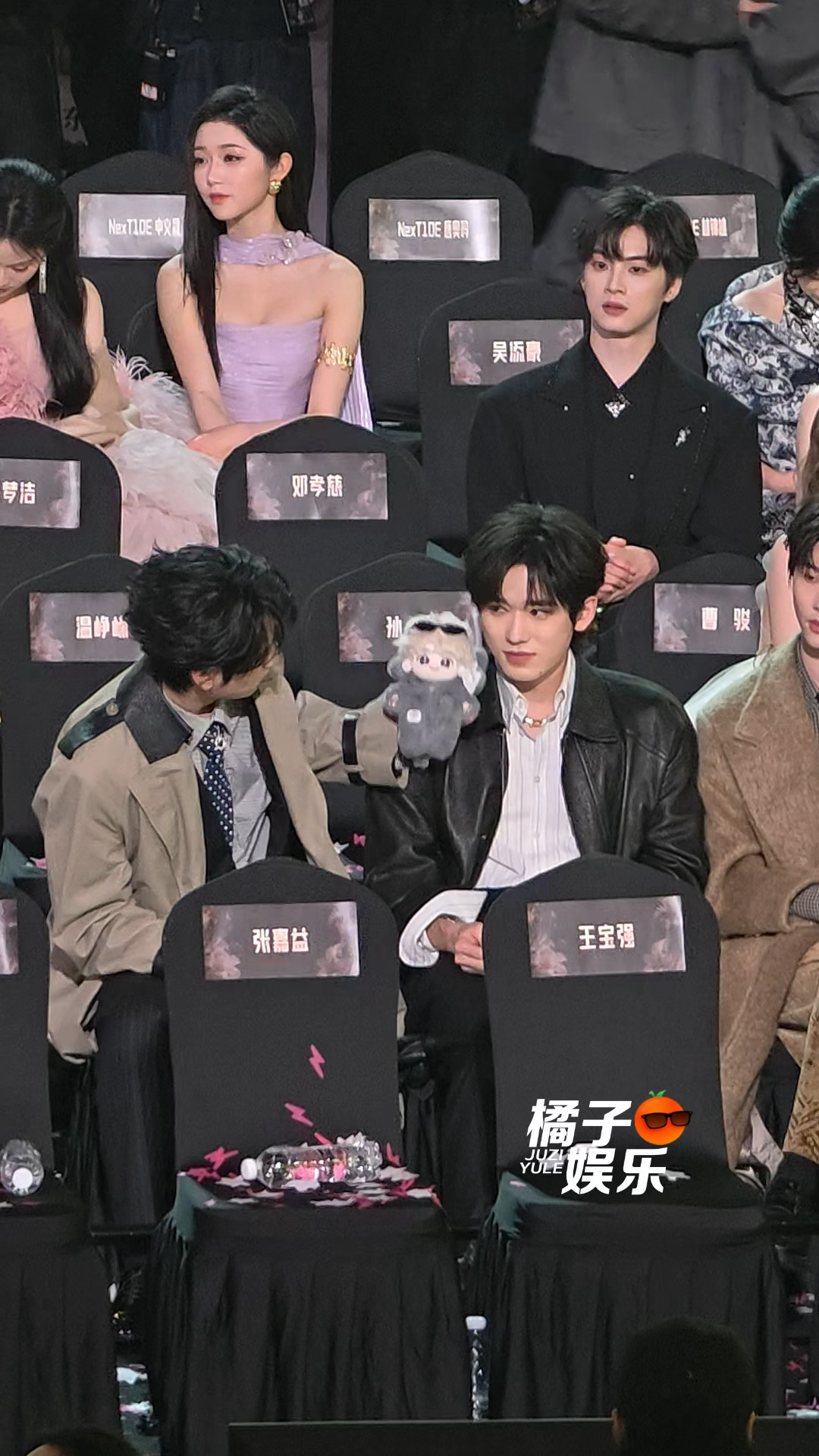 严浩翔对比刘耀文玩偶与宋亚轩