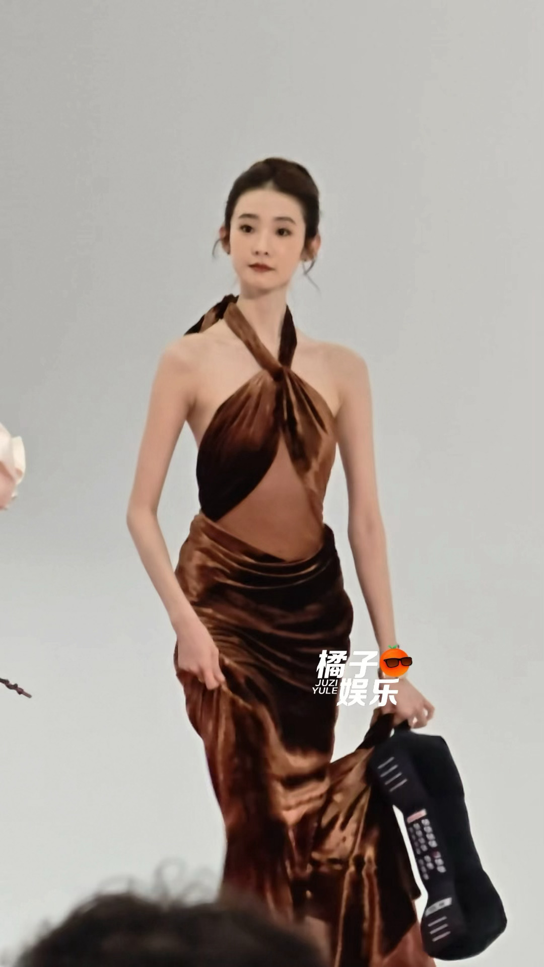 张艺凡红毯身段引关注