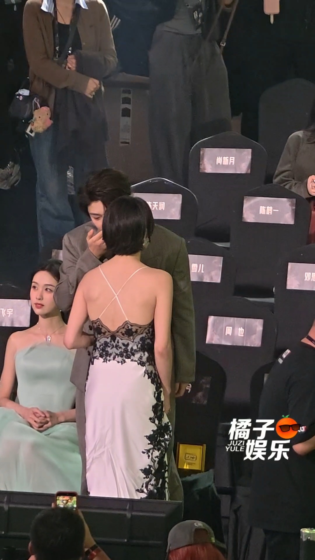 宋茜领奖后与丁禹兮热聊