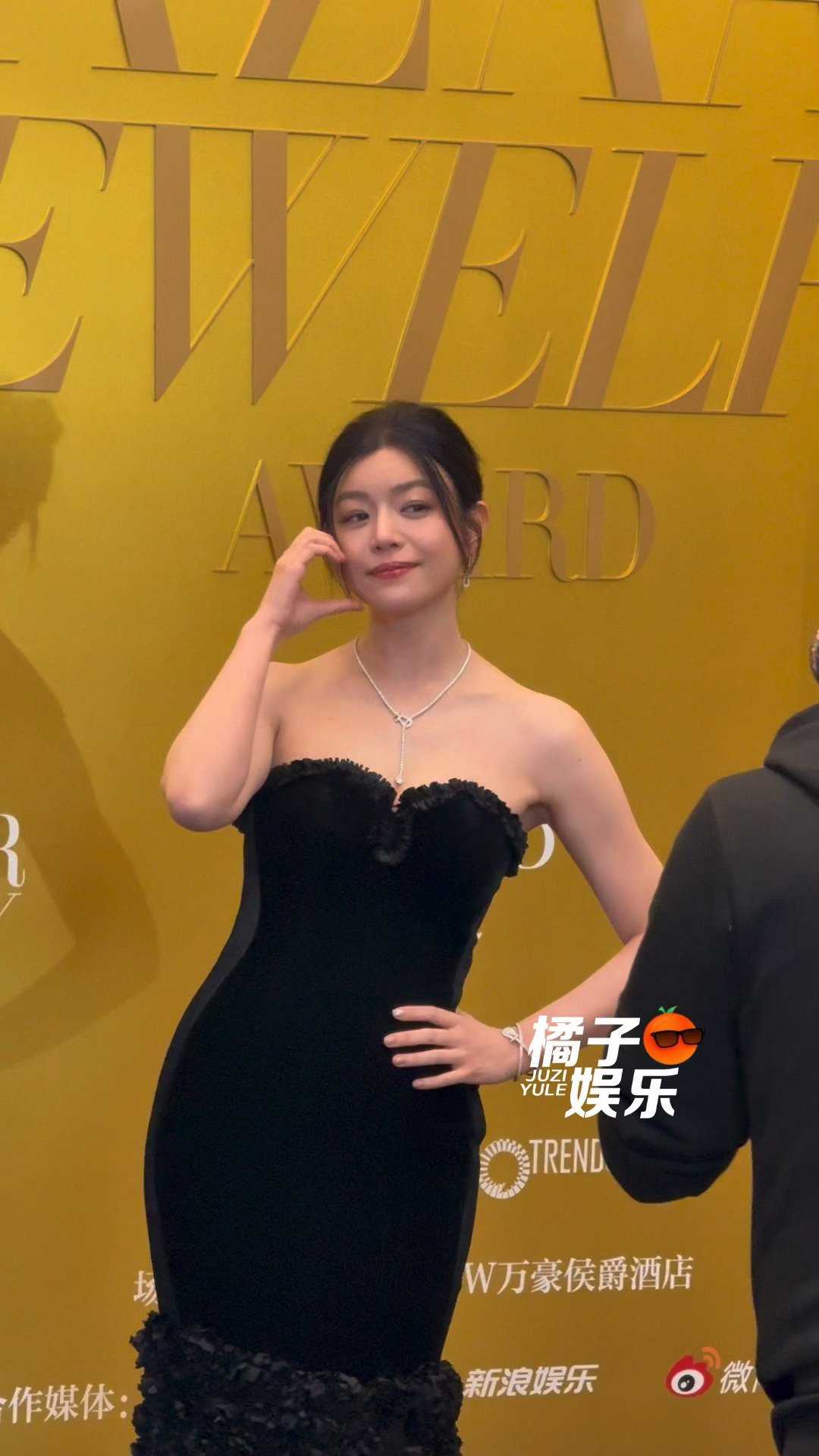 陈妍希时尚芭莎盛典献飞吻比心