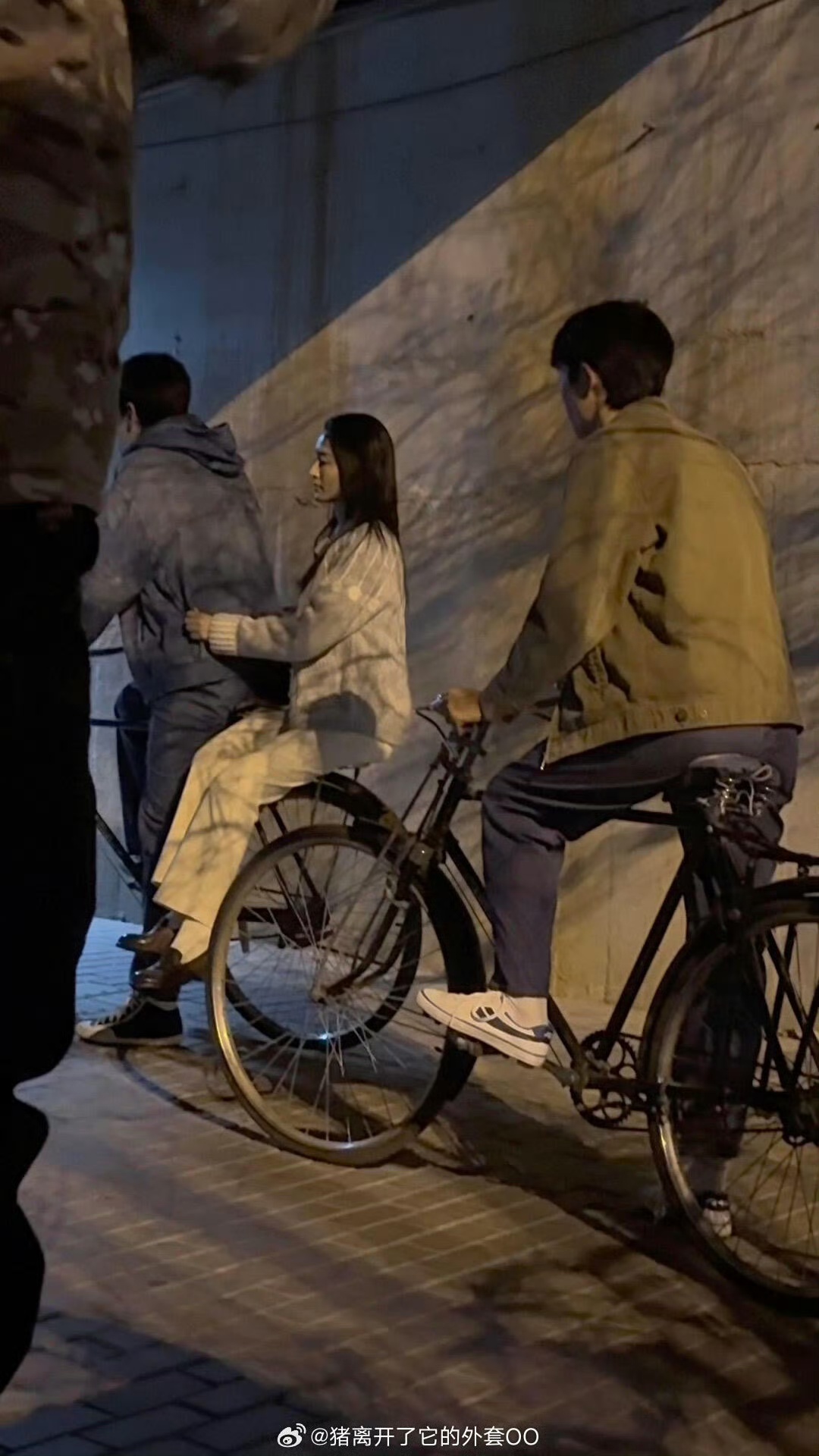 胡歌李沁骑单车路透曝光