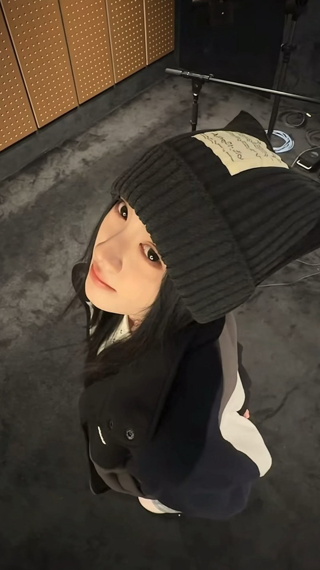 鞠婧祎拍摄现场拎帽子引关注