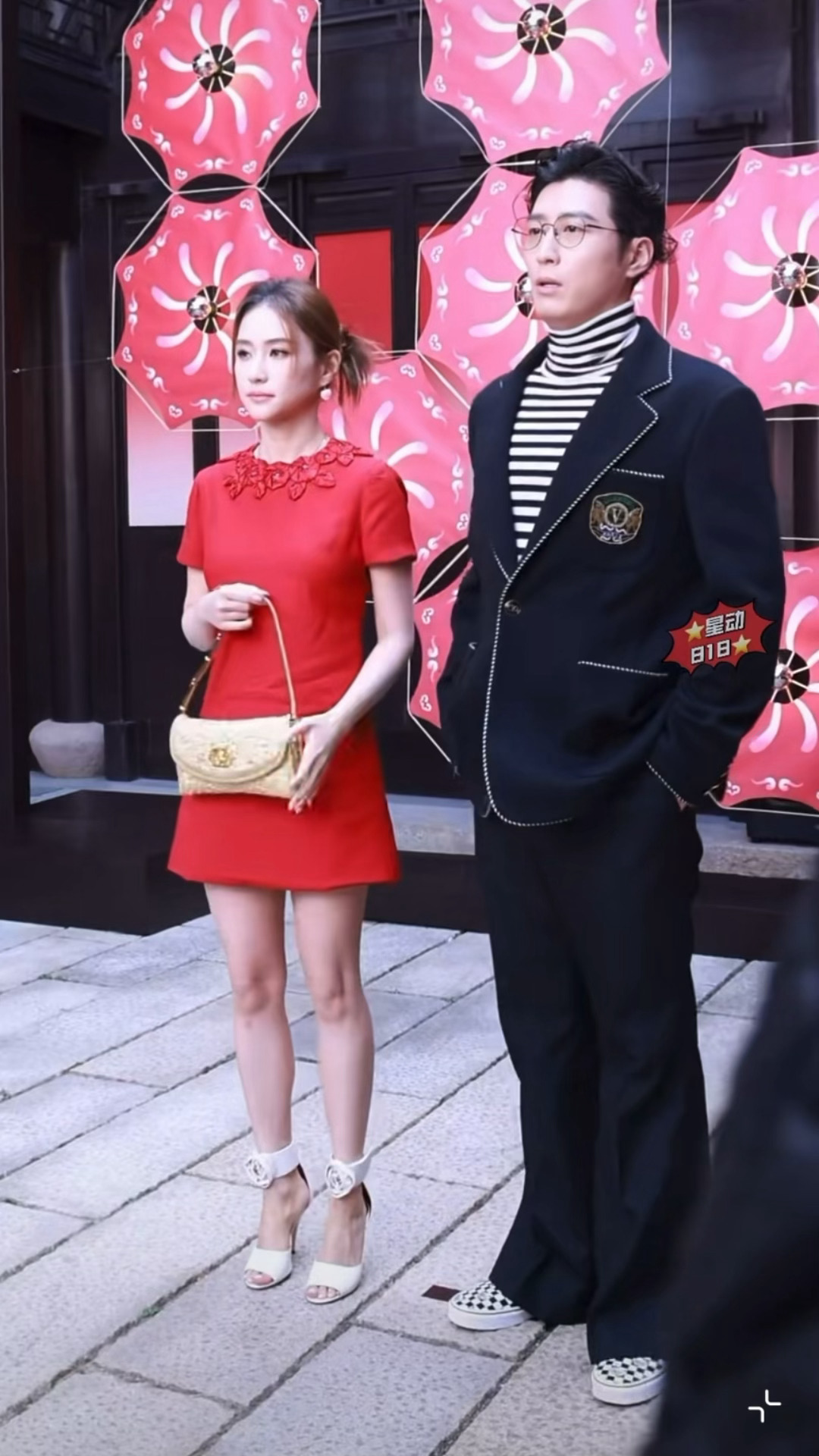 窦骁何超莲婚变传闻后首同框，手牵手出席北京活动