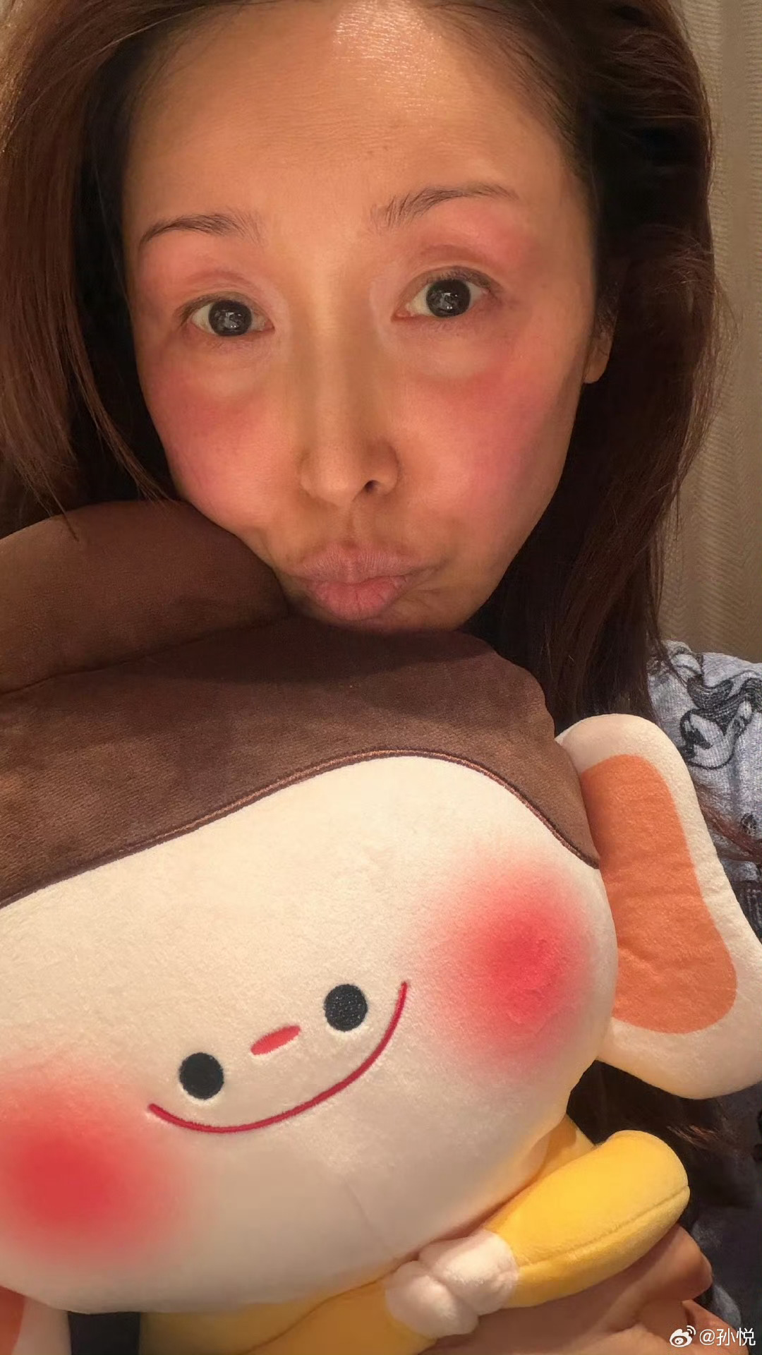 孙悦怀抱佛小伴冻红脸蛋