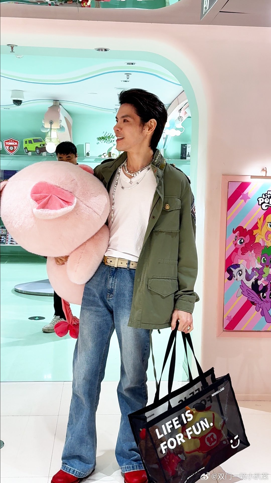 向佐上海购物为粉丝买单，巨型猪公仔赠郭碧婷