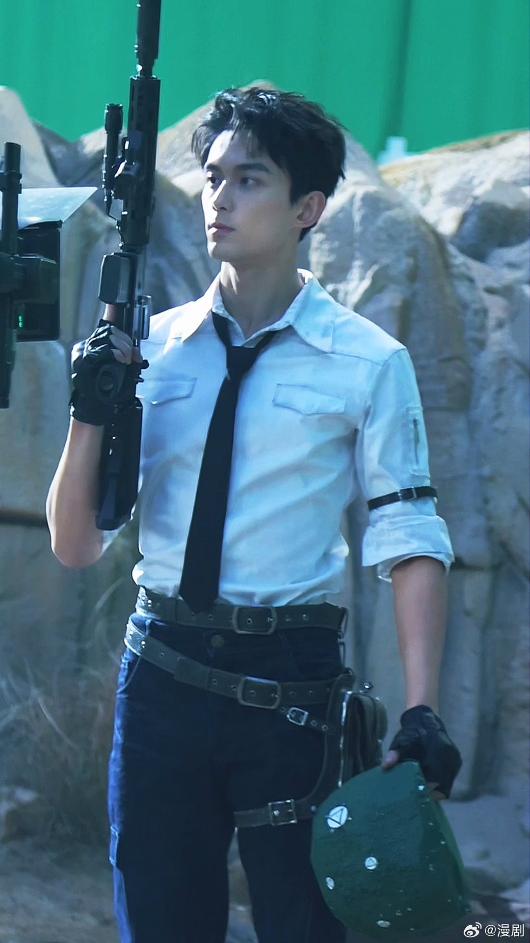 吴磊游戏直播首秀平底锅互殴引爆全场